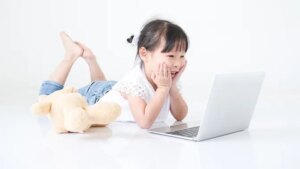 Mengarungi Dunia Digital:  Panduan Mengasuh Generasi Beta