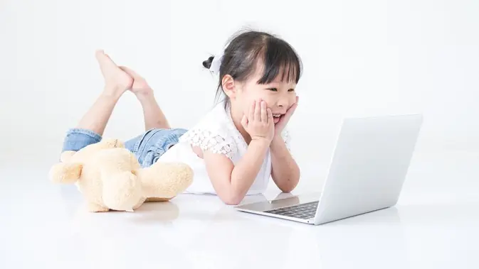 Mengarungi Dunia Digital:  Panduan Mengasuh Generasi Beta