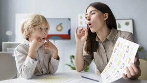 Stimulasi Anak: Atasi Speech Delay dengan Cara Ini!