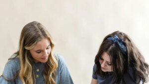 Judul: Anak Gen Z Bikin Pusing? Ini Jurus Jitu Jadi Bestie Mereka!