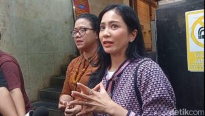 Bunga Zainal Gigit Jari! Hakim Ultimatum Terdakwa Harus Nongol!