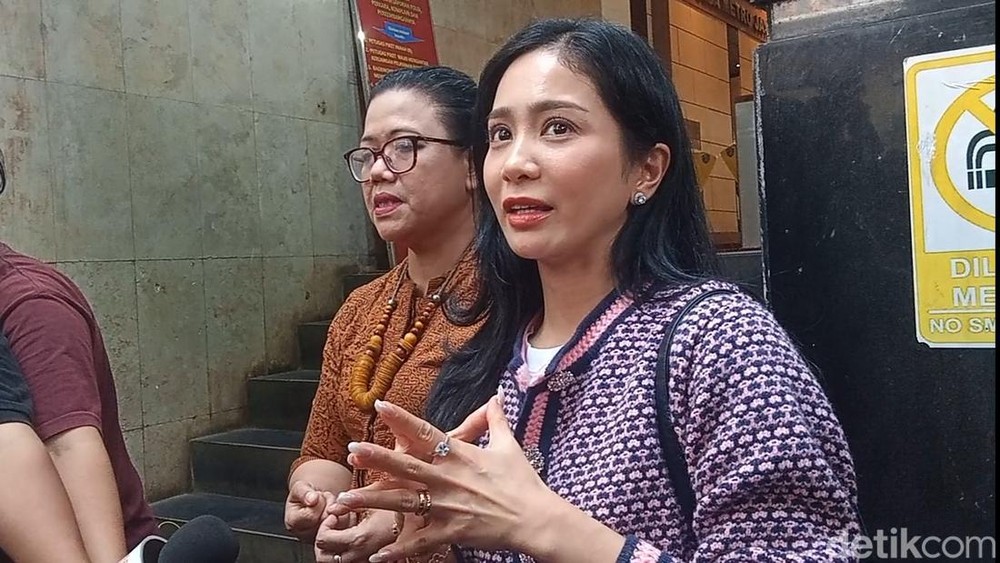 Bunga Zainal Gigit Jari! Hakim Ultimatum Terdakwa Harus Nongol!