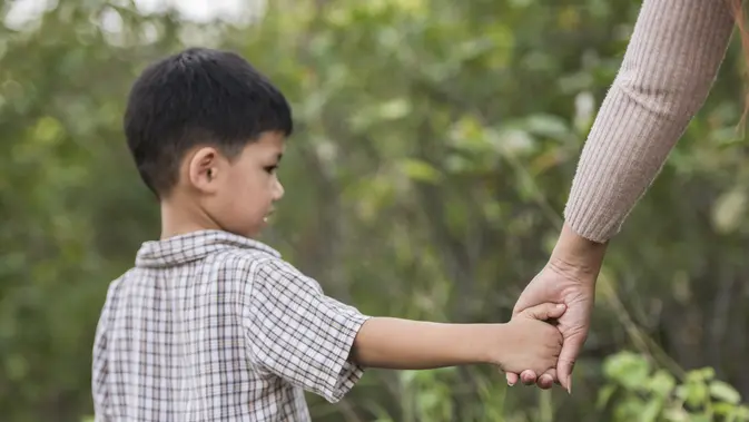 7 Bahaya Pola Asuh Salah: Anak Rentan Depresi!