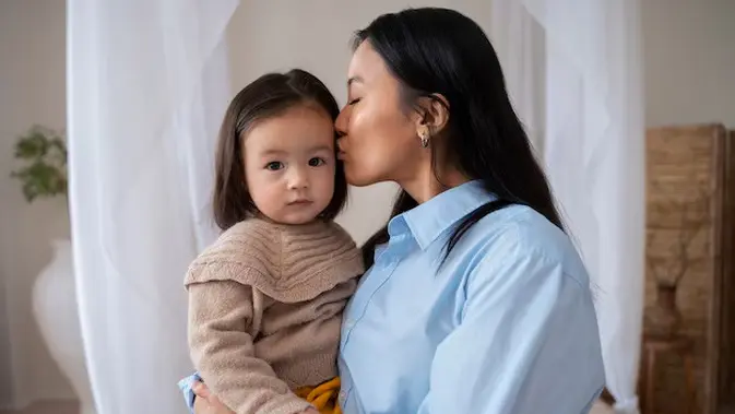 Beda Kontrol & Lindungi Anak:  Cara Bijak Asuh Anak