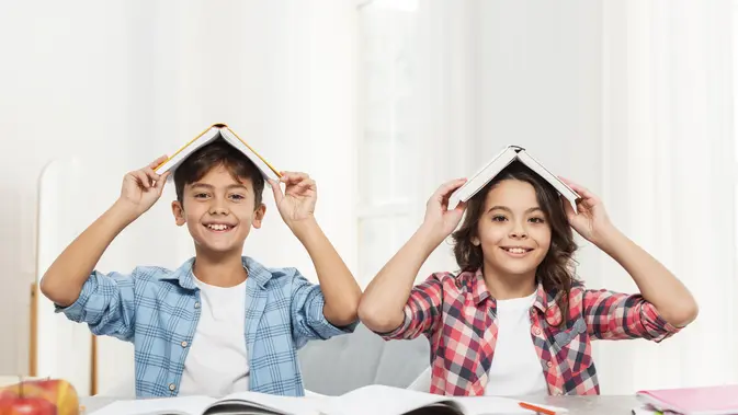 Anak Pemalu? 7 Tips Sukses Bantu Ia Berteman!