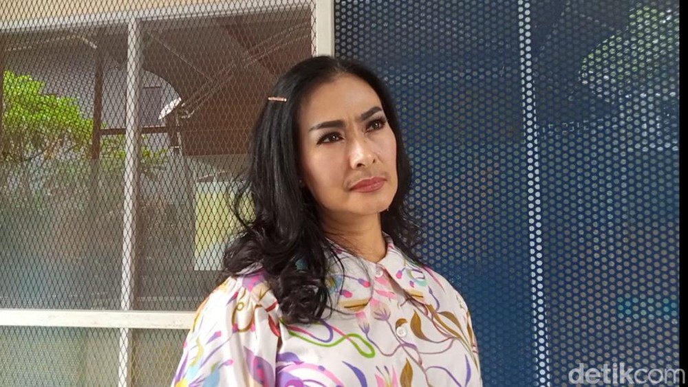 Iis Dahlia Banjir Air Mata! Ada Apa dengan Anak-Anaknya?