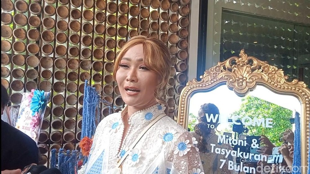 Inul Daratista: Berangkatkan Haji Karyawan, Berkah Cinta Abadi?