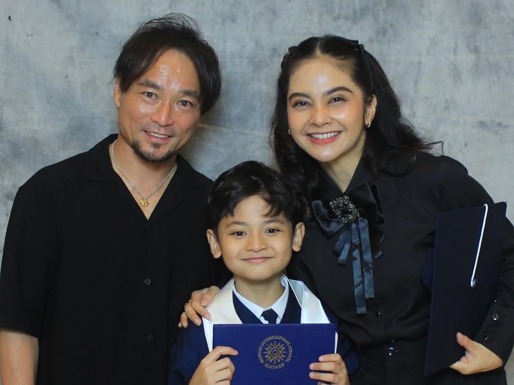 Tiwi T2 & Mantan: Air Mata Haru di Wisuda Sang Buah Hati!