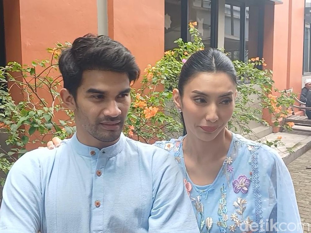 Tyas Mirasih: Umrah Sekeluarga, Kode Keras Minta Momongan!