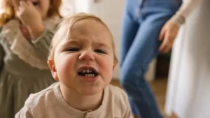 Menyiasati Si Kecil Rewel Saat Tumbuh Gigi