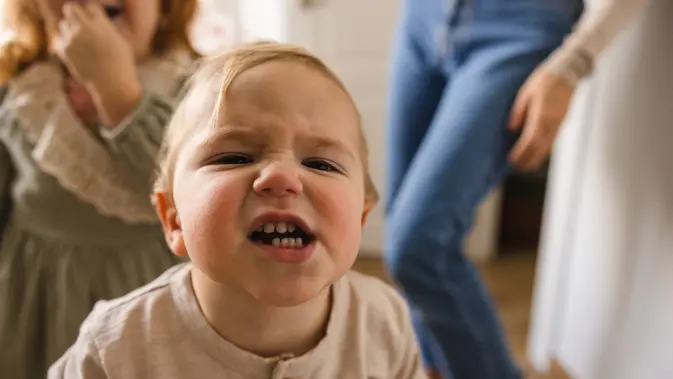 Menyiasati Si Kecil Rewel Saat Tumbuh Gigi