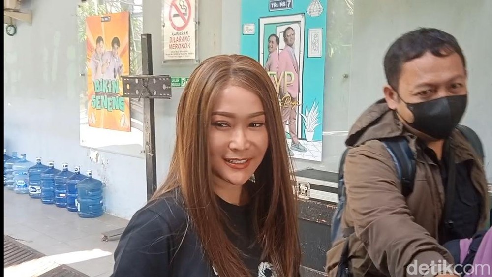 Inul Rela Jadi Perawat Pribadi Adam, Ada Apa?