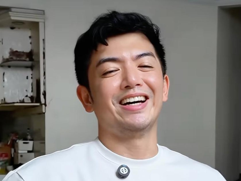 Nicky Tirta Bagi-bagi Donat Bayar Pakai Senyum, Siapa Mau?