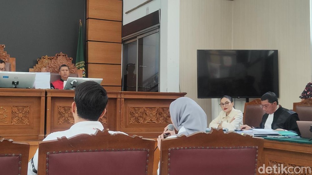 Nikita Mirzani Ngamuk di Sidang: BAP Reza Gladys Aneh?!