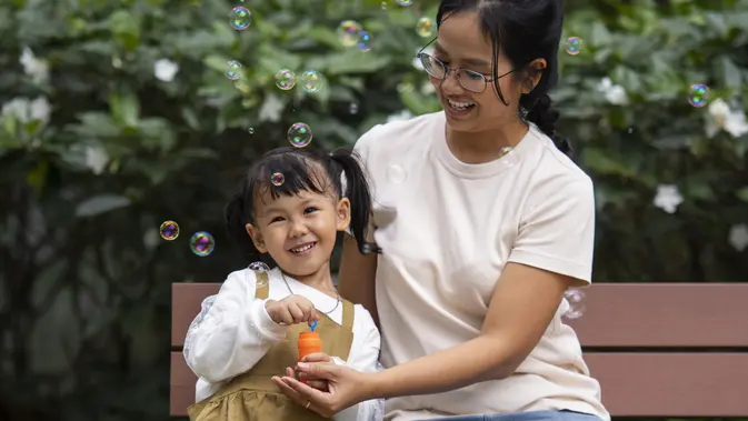 Tujuh Rahasia Mendidik Anak Berhati Empati