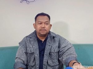 Bedu News - Bedu, komedian kondang yang baru saja resmi bercerai dari Irma Kartika Anggraini, membuktikan bahwa perpisahan tak menghalangi tanggung jawabnya sebagai ayah. Meski telah berpisah, Bedu tetap royal menafkahi mantan istri dan ketiga anaknya dengan nominal fantastis, mencapai Rp 50 juta per bulan!