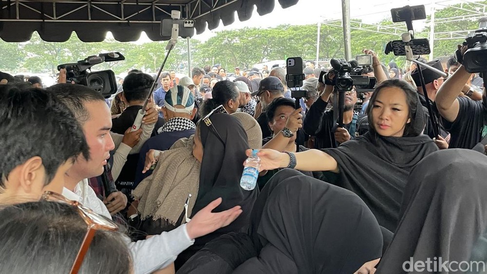 Air Mata Cinta Richa Novisha Pecah di Pusara Gary Iskak!