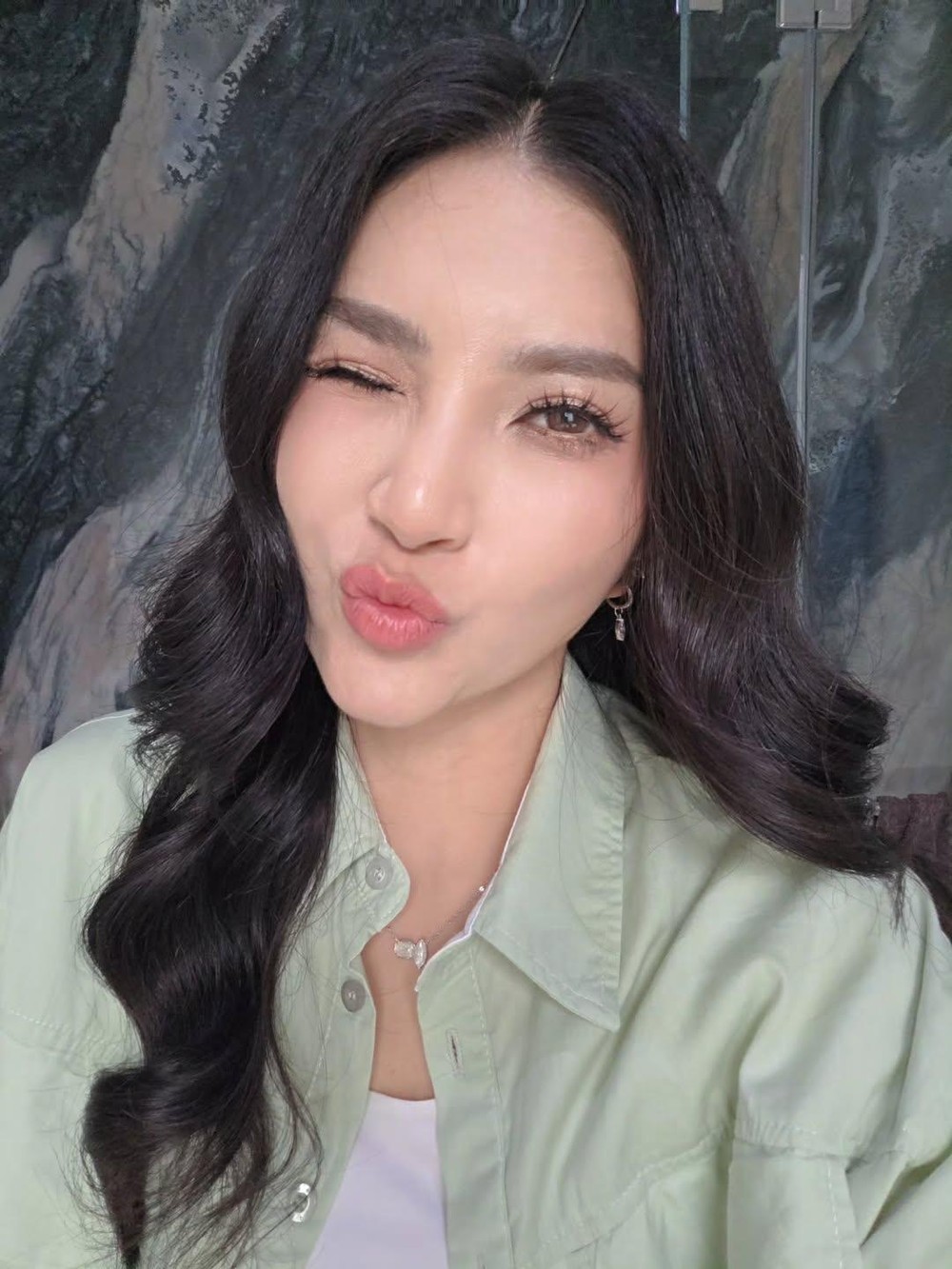 Sarwendah Terbang ke Korea! Cari Cuan di Tengah Badai Rumah Tangga?