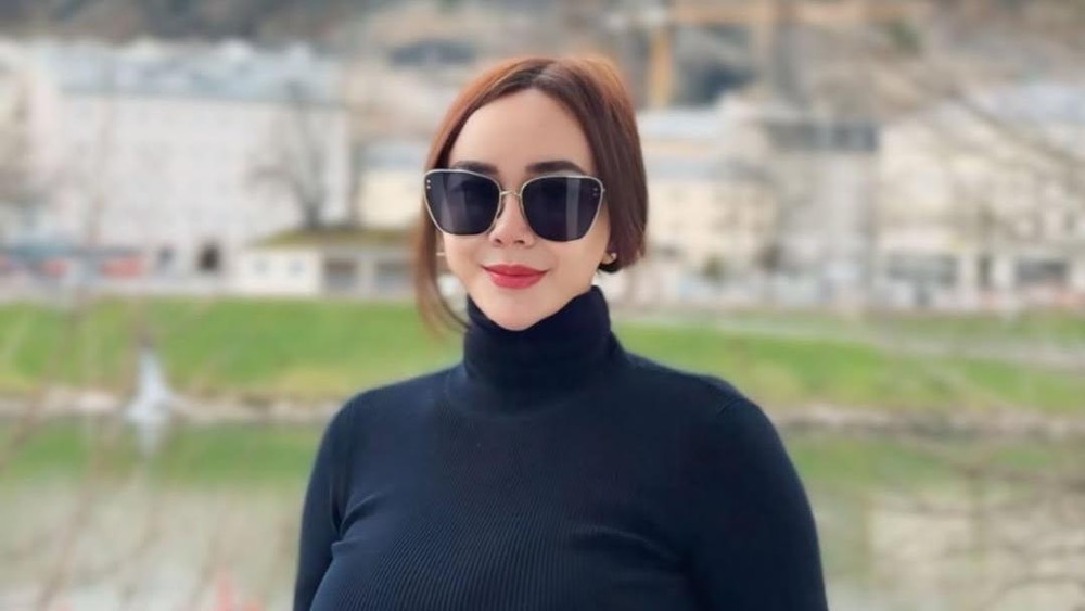 Pesan Misterius Aura Kasih: Isyarat di Tengah Badai Isu Panas?