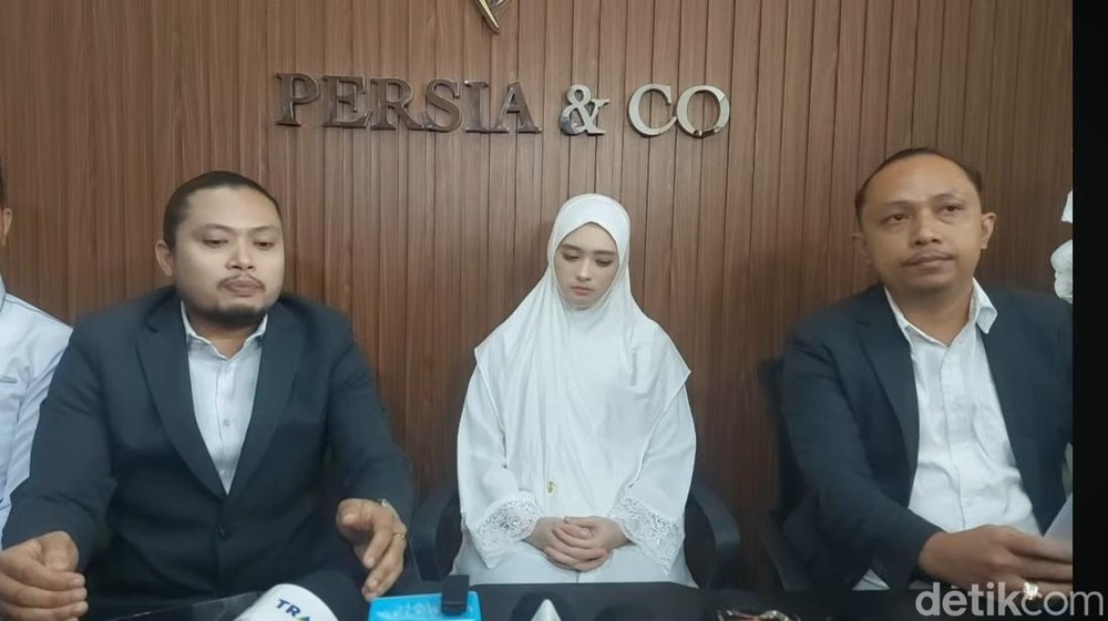 Inara Rusli: Gelang Couple? Baju Umrah? Ini Faktanya!