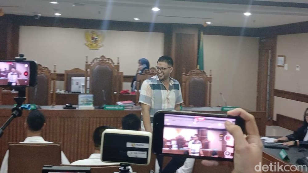 Ammar Zoni: Cium Kekasih Sebelum Hadapi Vonis?