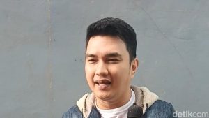 Aldi Taher Tobat Sensasi? Banting Setir Jualan Burger!