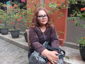 Deteksi News Ibunda Virgoun, Eva Manurung, akhirnya pasang badan membela sang putra terkait polemik hak asuh anak dengan Inara Rusli. Eva dengan tegas membantah tudingan Inara yang menyebut Virgoun membawa anak-anak mereka secara paksa. Menurutnya, tindakan Virgoun justru merupakan upaya melindungi mental cucu-cucunya dari dampak negatif permasalahan yang tengah dihadapi Inara.