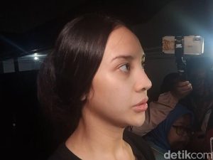 Anya Geraldine Berlinang Air Mata, Vidi...