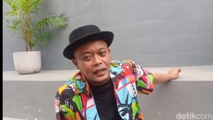 Sule Kepergok Ngonten di Rumah Duka, Banjir Hujatan!