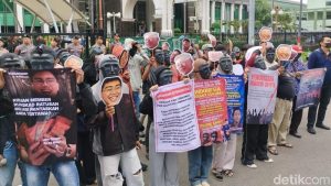 Timothy Ronald: Korban Geruduk OJK! Ada Apa?