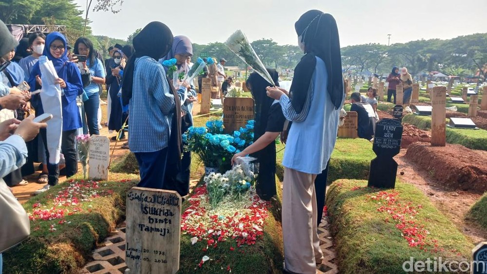 Vidi Aldiano: Cinta Abadi, Fans Setia Rayakan Ultah di Makam!