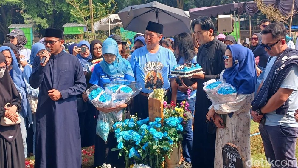 Vidi Ultah ke-36, Fans Banjiri Makam!