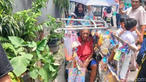 Stroke Tak Hentikan Pak Tarno! Jualan Mainan Demi Sesuap Nasi