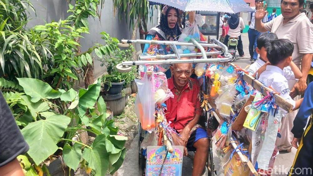 Stroke Tak Hentikan Pak Tarno! Jualan Mainan Demi Sesuap Nasi