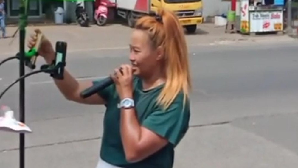 Pinkan Mambo Nekat Live di Jalanan: Kulit Iritasi, Berdarah!