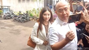 Hati Ibu Sarwendah: Momen Haru di Bandara Terkuak!