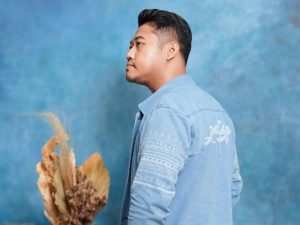 Buku Tahunan Kini Hidup di Tangan Baas Saputra