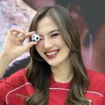 deteksinews.co.id - Evelina Tan presenter ternama membeberkan ujian terberatnya sebagai pemandu acara olahraga untuk ajang akbar Piala Dunia 2026 sebuah tugas yang jauh melampaui sekadar begadang semalam suntuk ia menjelaskan bahwa setiap hari selalu muncul kisah baru statistik mutakhir serta drama tak terduga yang wajib ia kuasai ia harus memastikan informasi yang disampaikan bukan hanya akurat namun juga memikat hati para penonton dari berbagai latar belakang mulai dari penggemar sejati hingga penikmat euforia semata
