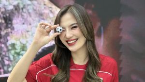 deteksinews.co.id - Evelina Tan presenter ternama membeberkan ujian terberatnya sebagai pemandu acara olahraga untuk ajang akbar Piala Dunia 2026 sebuah tugas yang jauh melampaui sekadar begadang semalam suntuk ia menjelaskan bahwa setiap hari selalu muncul kisah baru statistik mutakhir serta drama tak terduga yang wajib ia kuasai ia harus memastikan informasi yang disampaikan bukan hanya akurat namun juga memikat hati para penonton dari berbagai latar belakang mulai dari penggemar sejati hingga penikmat euforia semata