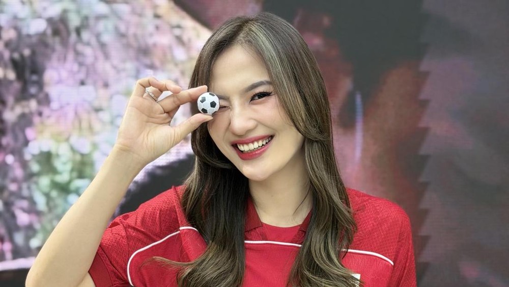 deteksinews.co.id - Evelina Tan presenter ternama membeberkan ujian terberatnya sebagai pemandu acara olahraga untuk ajang akbar Piala Dunia 2026 sebuah tugas yang jauh melampaui sekadar begadang semalam suntuk ia menjelaskan bahwa setiap hari selalu muncul kisah baru statistik mutakhir serta drama tak terduga yang wajib ia kuasai ia harus memastikan informasi yang disampaikan bukan hanya akurat namun juga memikat hati para penonton dari berbagai latar belakang mulai dari penggemar sejati hingga penikmat euforia semata
