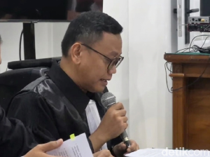 Tangis Pengacara Nikita Mirzani Pecah di Sidang