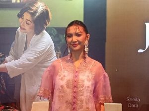 Sheila Dara Ungkap Kisah Haru Kebaya Oranye