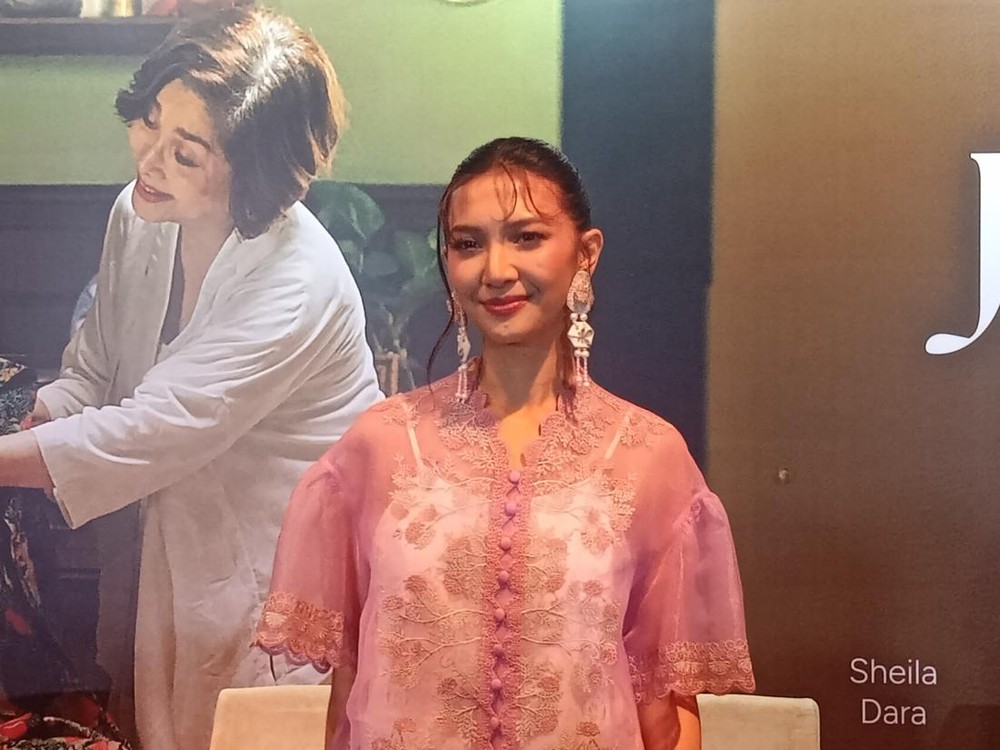 Sheila Dara Ungkap Kisah Haru Kebaya Oranye