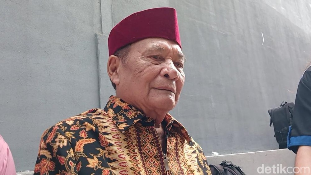 Bolot Antusias Syuting Pamer Akik Kesayangan