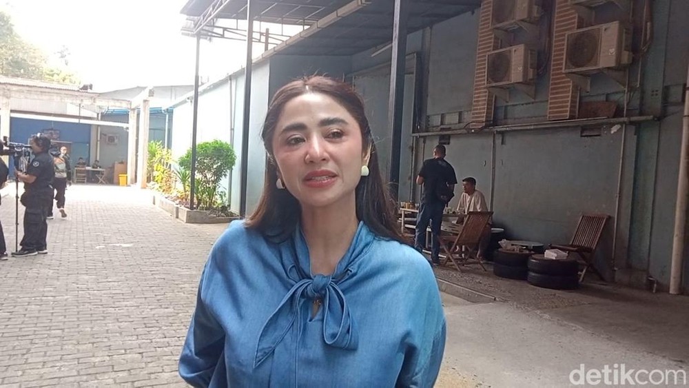 Cara Tak Terduga Dewi Perssik Obati Rindu Akmil