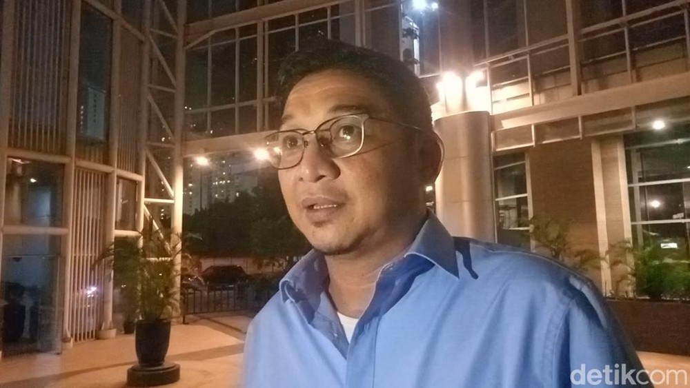 Gaya Celana Melorot Pasha Ungu Bikin Geger Lagi