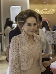 Ratna Sari Dewi Bikin Geger Hadiri Acara Ini