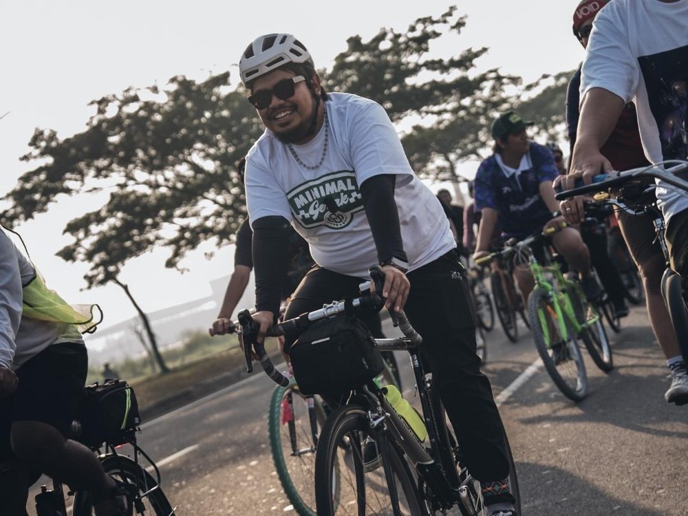 deteksinews.co.id - Komika kocak Rigen Rakelna blak-blakan mengenai kegemarannya bersepeda bukan sekadar ikut-ikutan tren mahal selebriti lain Ia justru menemukan makna mendalam di balik setiap kayuhan pedalnya tanpa perlu merogoh kocek fantastis