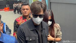 Gandengan Tangan di Sidang Cerai Ada Apa