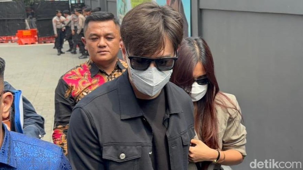 Gandengan Tangan di Sidang Cerai Ada Apa